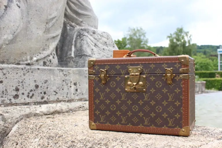 Louis Vuitton Tasche auf einem Stein
