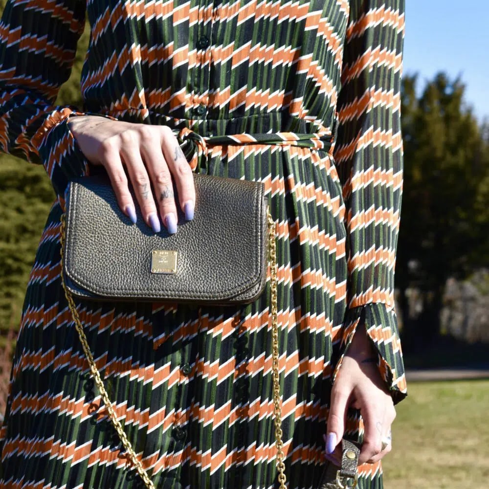 Frau hält Prada Tasche