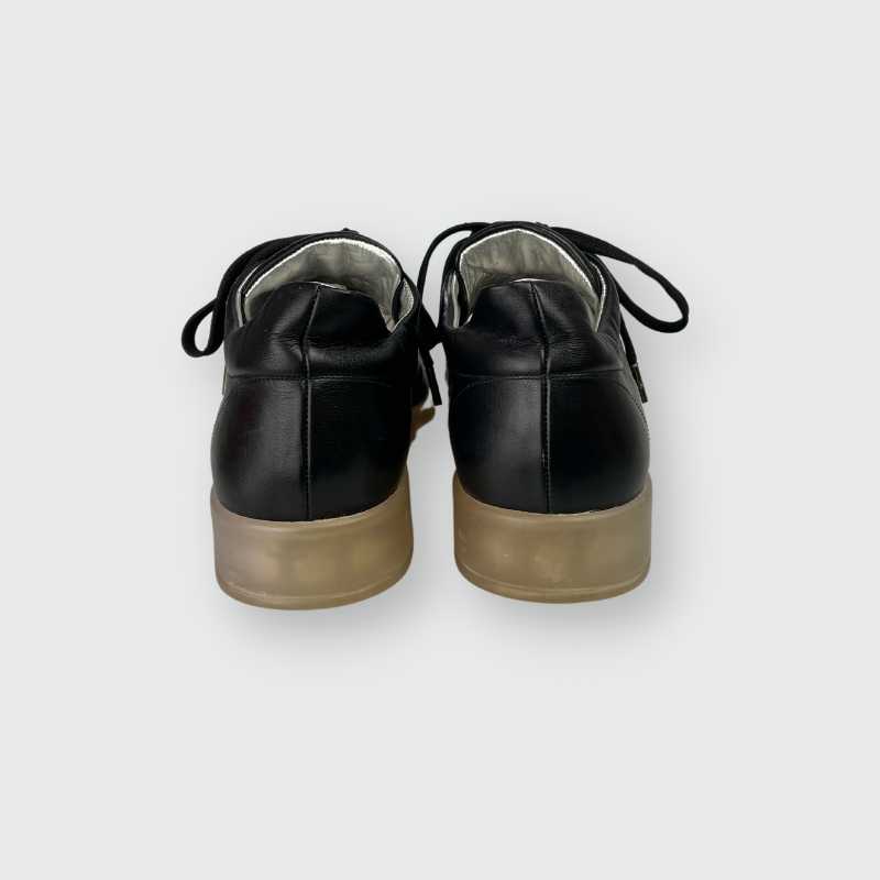 Chanel Sneaker Schwarz mit violetter Sohle