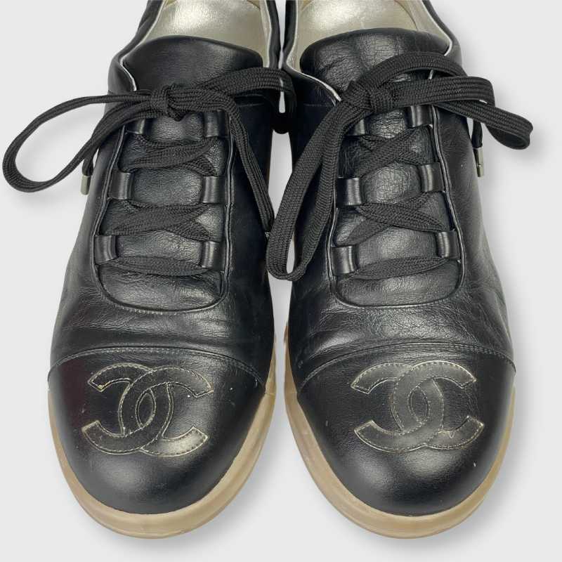 Chanel Sneaker Schwarz mit violetter Sohle