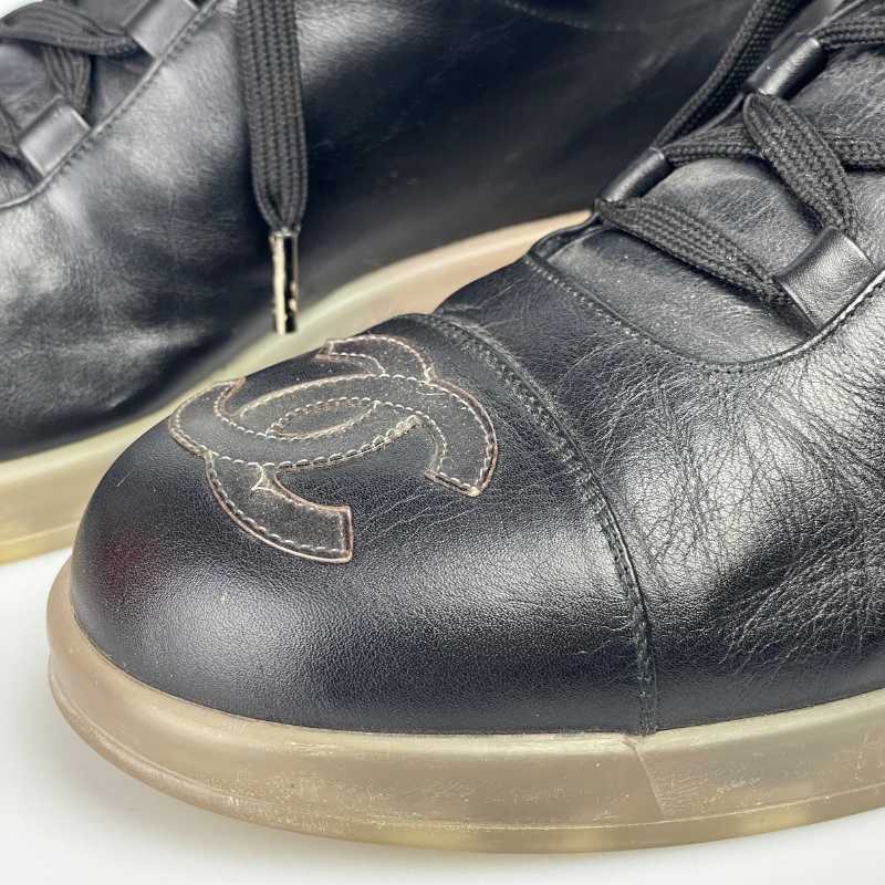 Chanel Sneaker Schwarz mit violetter Sohle