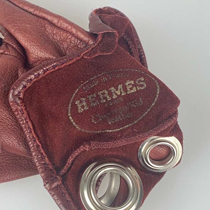 Hèrmes Lederhandschuh mit silbernen Kreisen Bordeaux