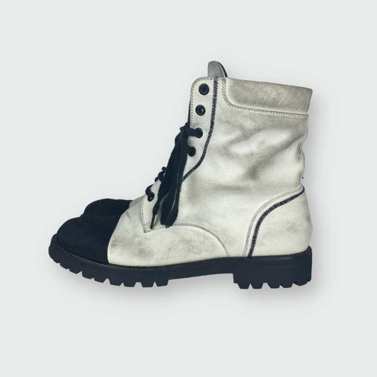 Chanel Boots Schwarz/weiß