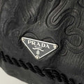 Prada Schultertasche Schwarz geprägt
